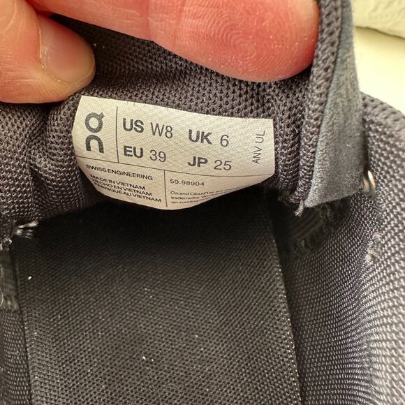 Popular On Cloud Sneakers! Size 8 women's. - Picture 7 of 11